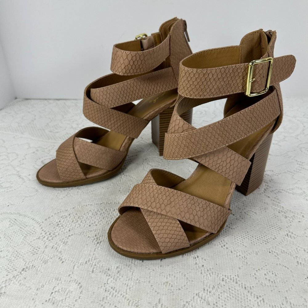 "Qupid", Zip closure in back, Tan Snake print and buckle Color, 7M